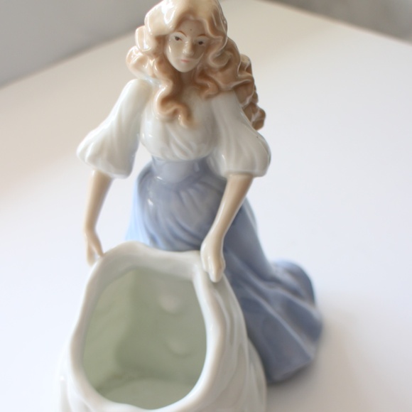 charming porcelain maiden figurine holding bag - Picture 2 of 8